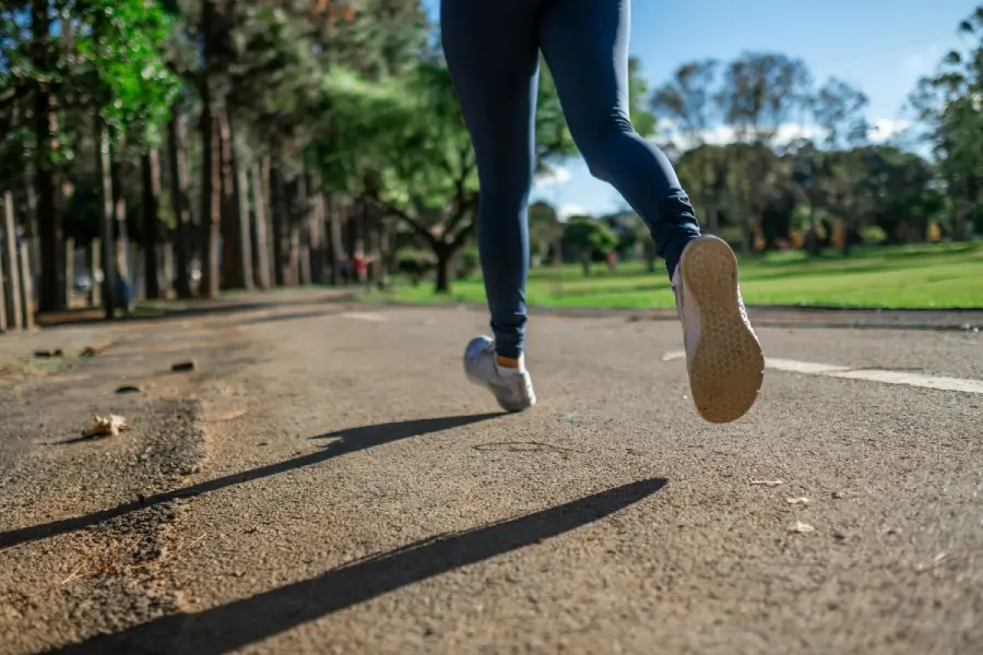 donna che corre al parco